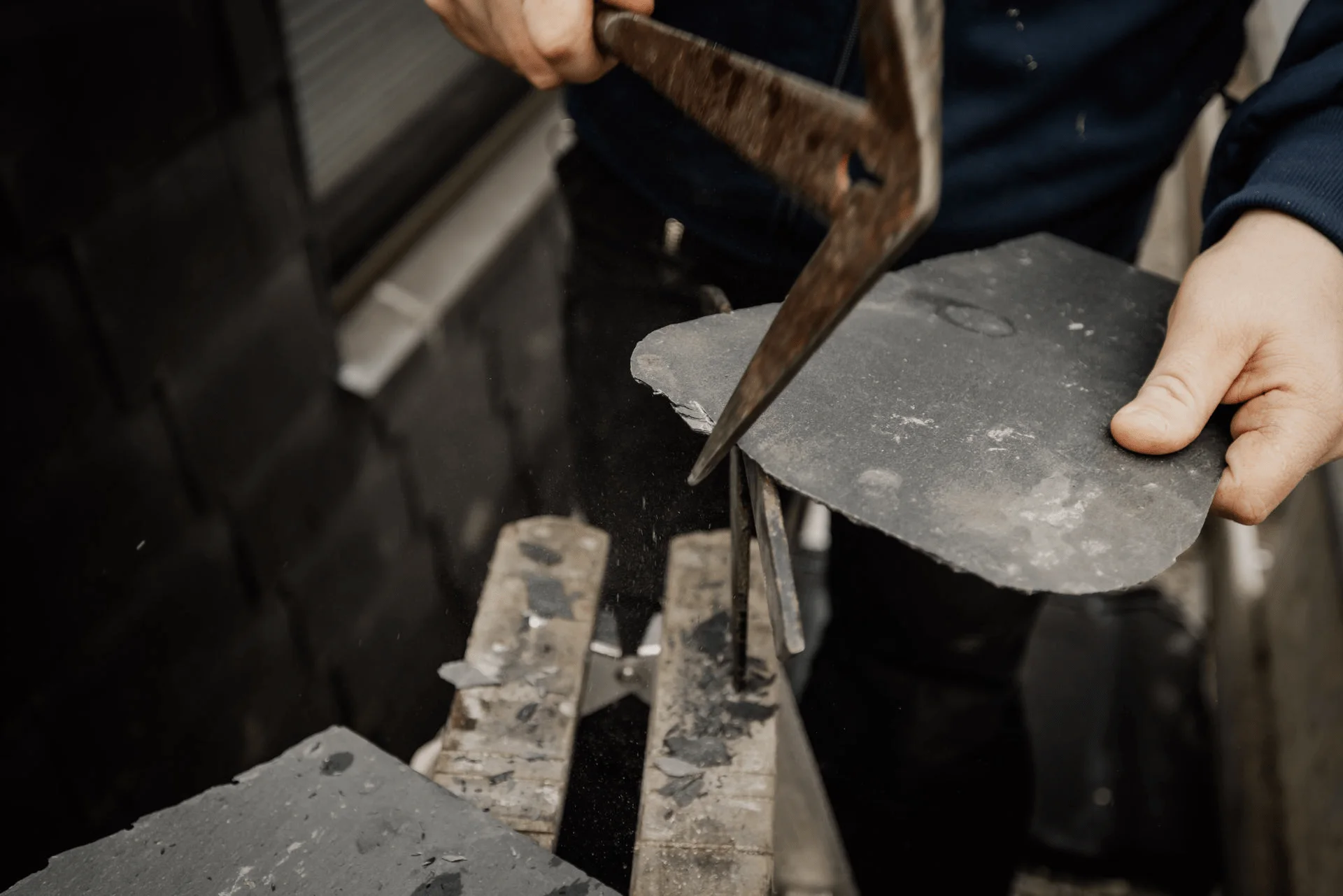 Verarbeitung des Schiefers für die neue Fassade